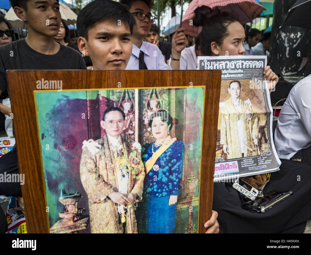 Bangkok, Bangkok, Thailand. 14th Oct, 2016. People wait on Rajadamnoen Avenue in Bangkok for the King's body to be brought to the Grand Palace. King Bhumibol Adulyadej died Oct. 13, 2016. He was 88. His death comes after a period of failing health. With the king's death, the world's longest-reigning monarch is Queen Elizabeth II, who ascended to the British throne in 1952. Bhumibol Adulyadej, was born in Cambridge, MA, on 5 December 1927. He was the ninth monarch of Thailand from the Chakri Dynasty and is known as Rama IX. Credit:  ZUMA Press, Inc./Alamy Live News Stock Photo