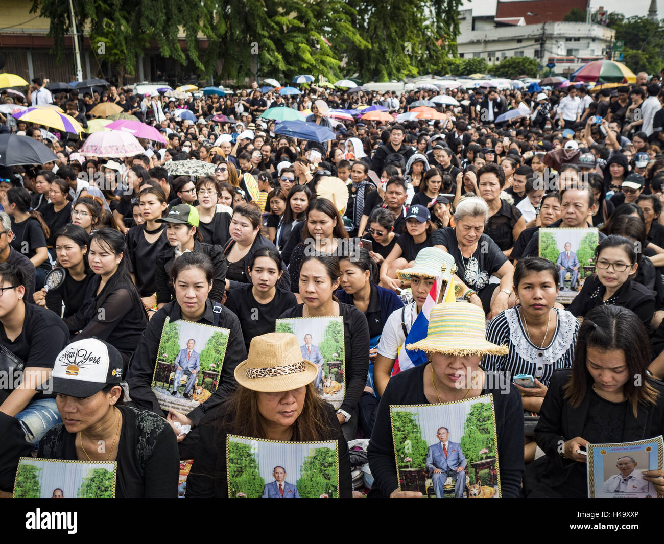 Bangkok, Bangkok, Thailand. 14th Oct, 2016. People wait on Rajadamnoen Avenue in Bangkok for the King's body to be brought to the Grand Palace. King Bhumibol Adulyadej died Oct. 13, 2016. He was 88. His death comes after a period of failing health. With the king's death, the world's longest-reigning monarch is Queen Elizabeth II, who ascended to the British throne in 1952. Bhumibol Adulyadej, was born in Cambridge, MA, on 5 December 1927. He was the ninth monarch of Thailand from the Chakri Dynasty and is known as Rama IX. Credit:  ZUMA Press, Inc./Alamy Live News Stock Photo