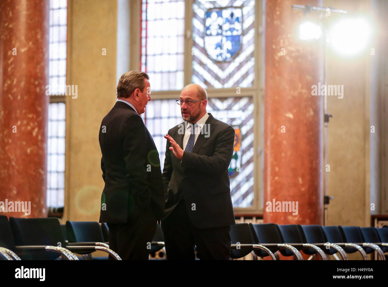 Berlin, Germany. 14th Oct, 2016. Former Chancellor Gerhard Schroeder (SPD, l) and Martin Schulz, President of the European Parliament (SPD) chatting at the ceremony of the Heinrich-Albertz-Friedenspreis (lit. 'Heinrich Albertz Peace Award') at Rotes Rathaus (Red Town Hall) in Berlin, Germany, 14 October 2016. PHOTO: KAY NIETFELD/dpa/Alamy Live News Stock Photo