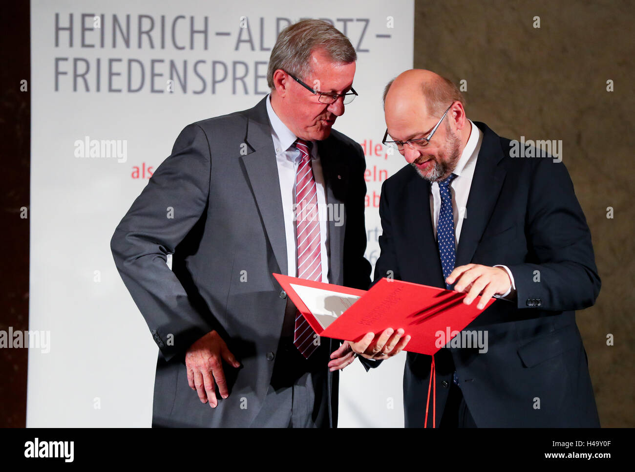 Berlin, Germany. 14th Oct, 2016. Martin Schulz, President of the European Parliament (SPD), receiving the certificate of the Heinrich-Albertz-Friedenspreis (lit. 'Heinrich Albertz Peace Award') from Wilhelm Schmidt, President of the Labour Welfare, at Rotes Rathaus (Red Town Hall) in Berlin, Germany, 14 October 2016. PHOTO: KAY NIETFELD/dpa/Alamy Live News Stock Photo