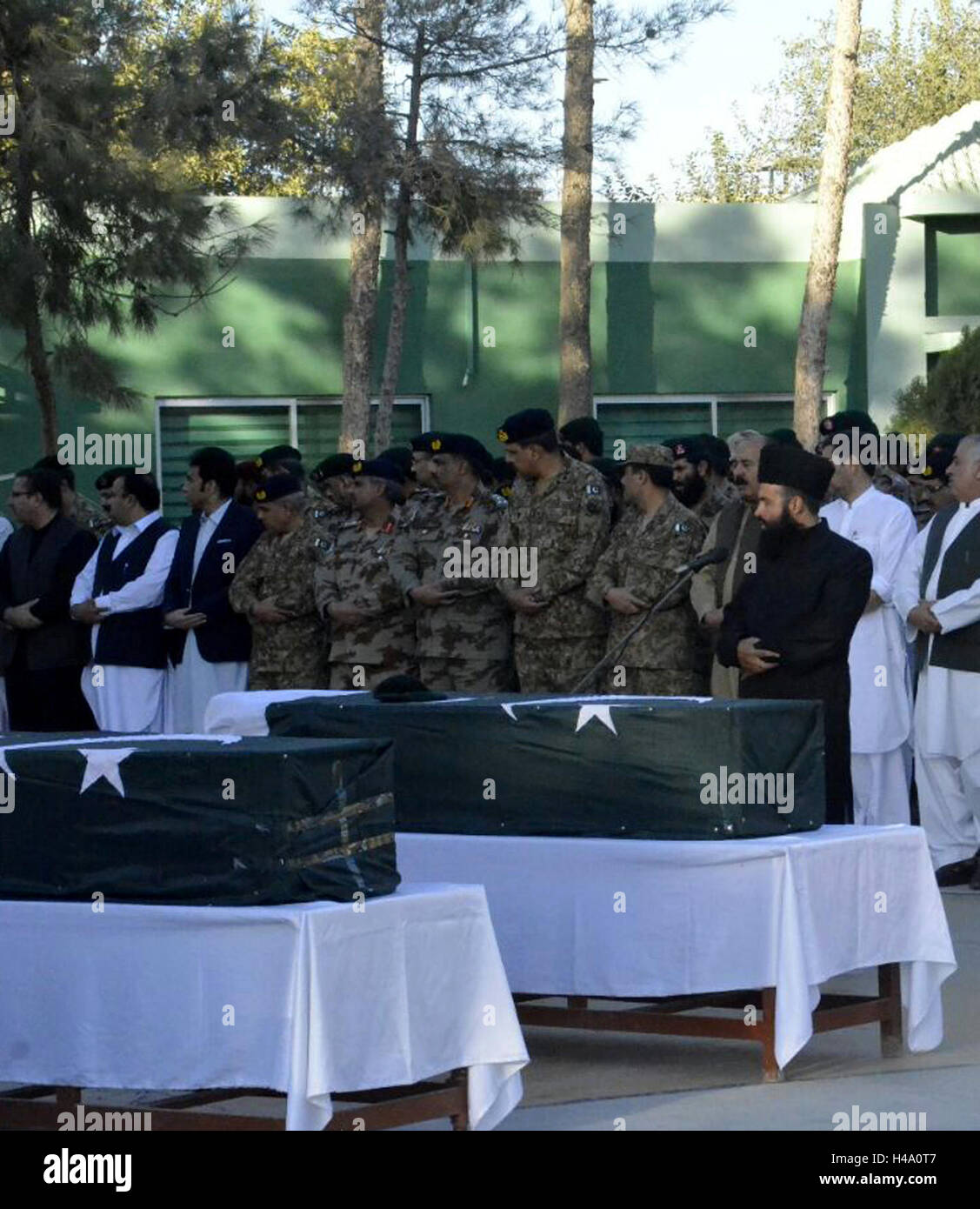 Quetta. 14th Oct, 2016. People attend the funeral ceremony of security