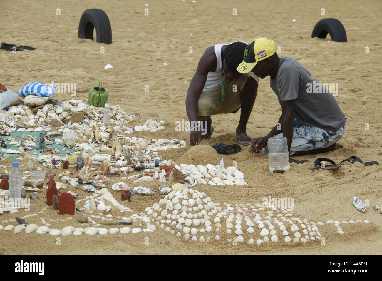 Lome, Togo. 9th Oct, 2016. Vendors lay out shells on the beach in Lome, capital of Togo, on Oct. 9, 2016. © Zhang Gaiping/Xinhua/Alamy Live News Stock Photo