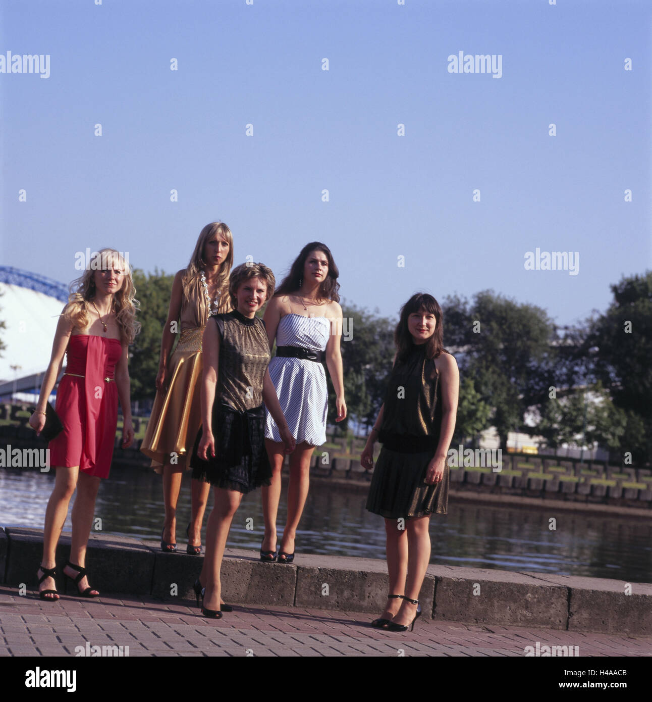 Гинекологта жасырын мини камера Келли Худың эротикалық фотосуреттері