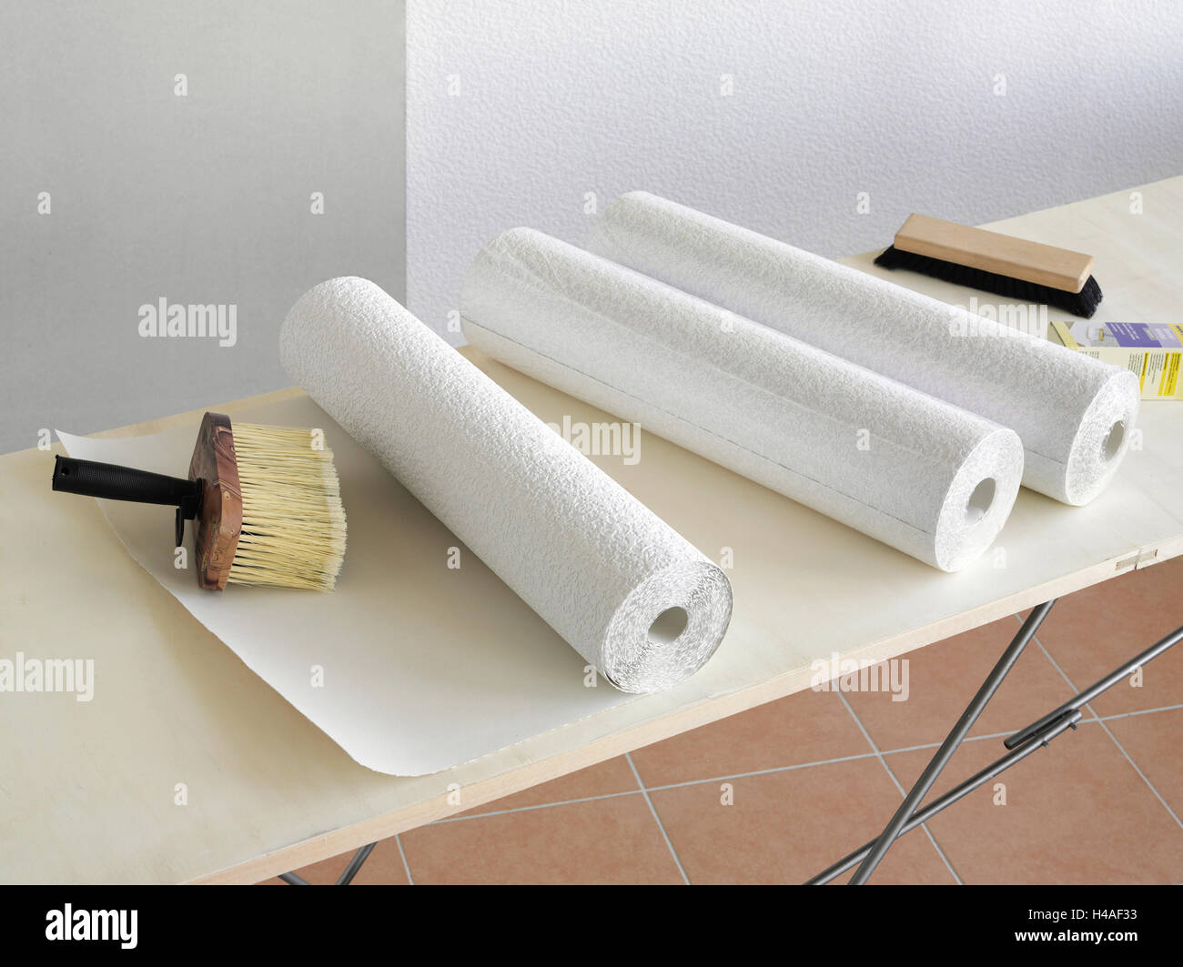 Wallpaper paste hi-res stock photography and images - Alamy