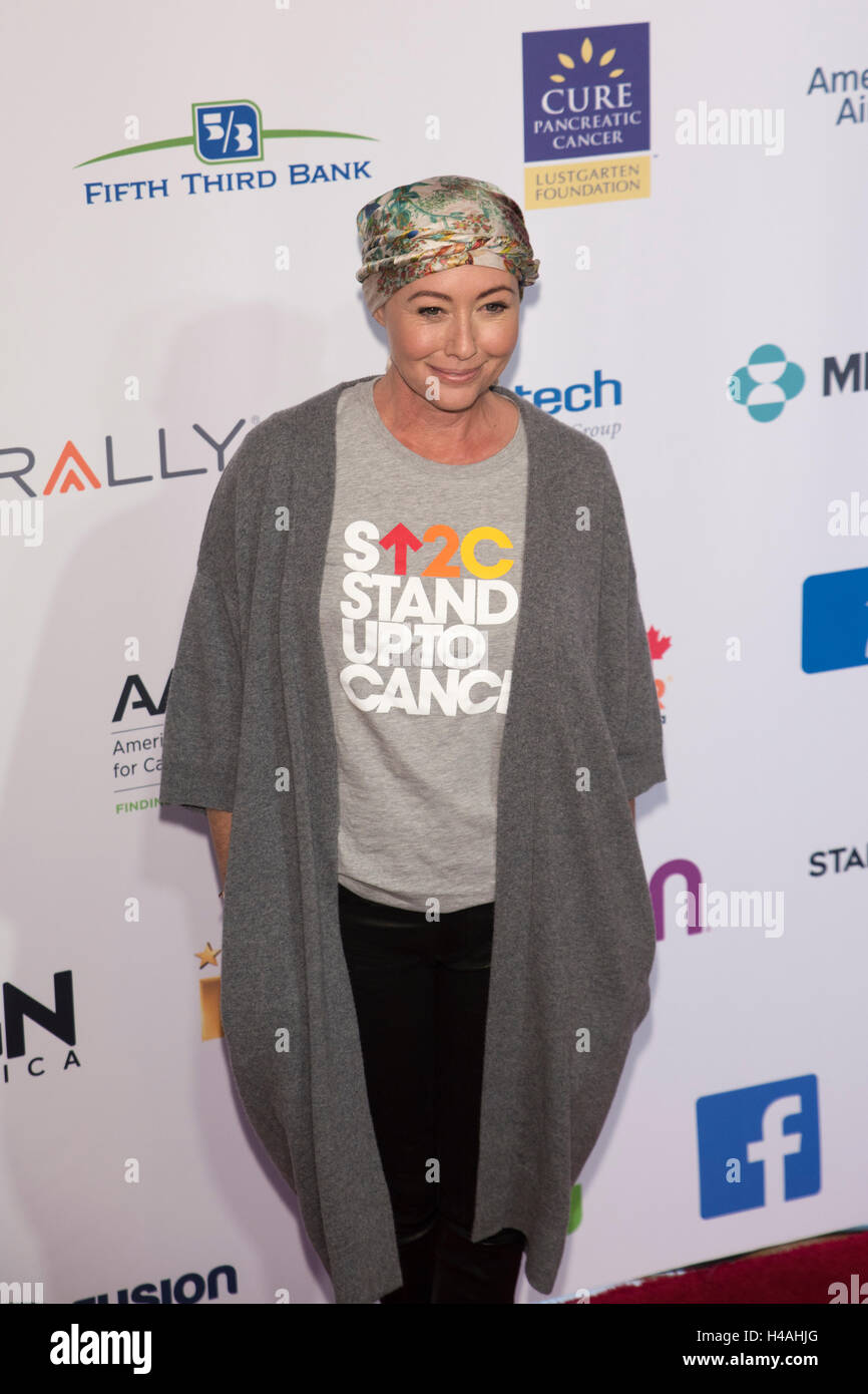 Shannen Doherty attending Stand Up to Cancer 2016 red carpet at Disney(02)