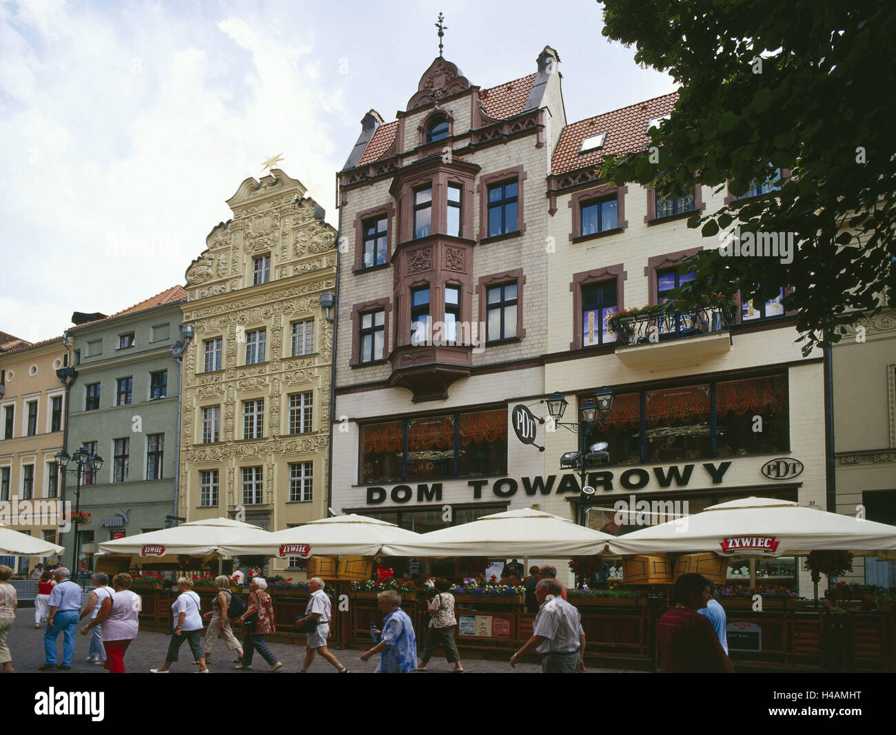 Poland, Thorn, Old Town, department store, street cafe, passer-by, Kujawien Pomerania, town, place of interest, building, architecture, UNESCO-world cultural heritage, person, tourist, tourism, houses, facades, cafe, display screens, sunshades, pedestrians, pedestrian area, Stock Photo