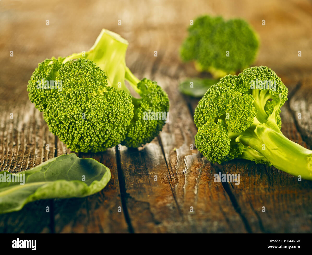 Broccoli Table Broccoli, wooden table Stock Photo - Alamy