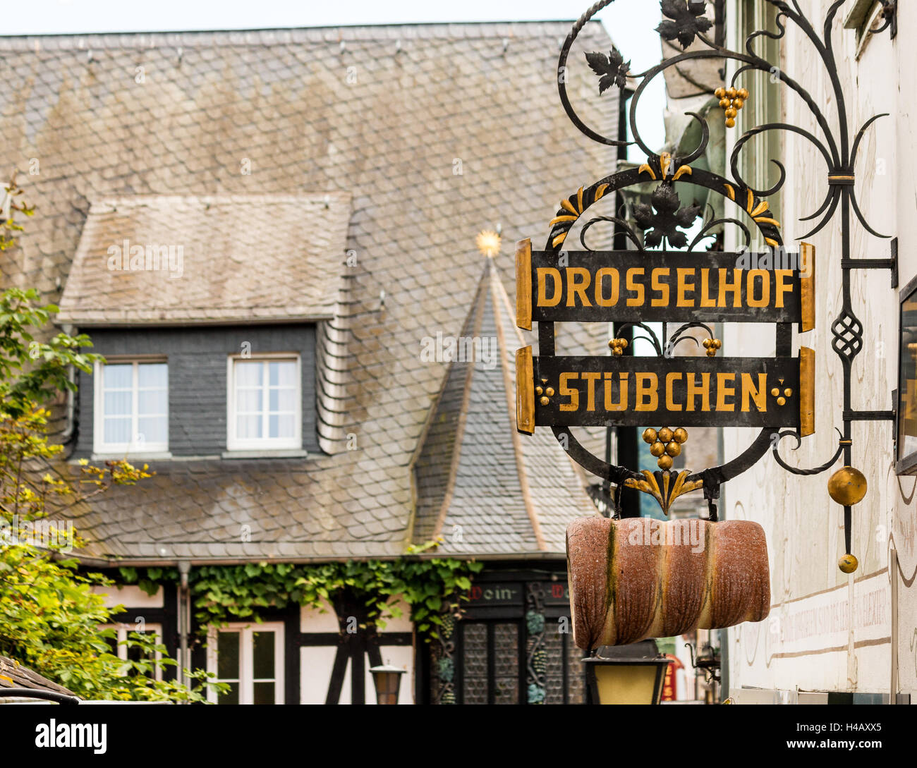 Drosselgasse rudesheim restaurants germany hi-res stock photography and ...