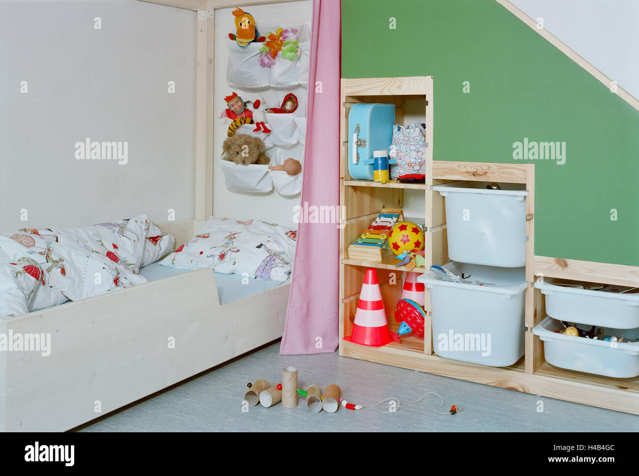 Children's rooms, bed, shelf, toys, rooms, child, cot, wall, pouches, hang, little hanging etas, soft toys, shelf, wooden, wooden shelf, boxes, deserted, wall, green, Stock Photo