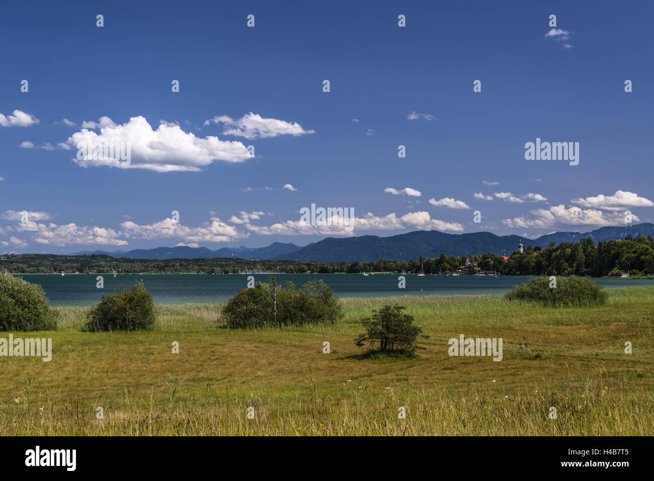Germany, Bavaria, Upper Bavaria, 'Fünf Seen Land' (region), Lake Starnberg, Seeshaupt (village), view from Seeseiten to Seeshaupt (village) against pre-alpines, Stock Photo
