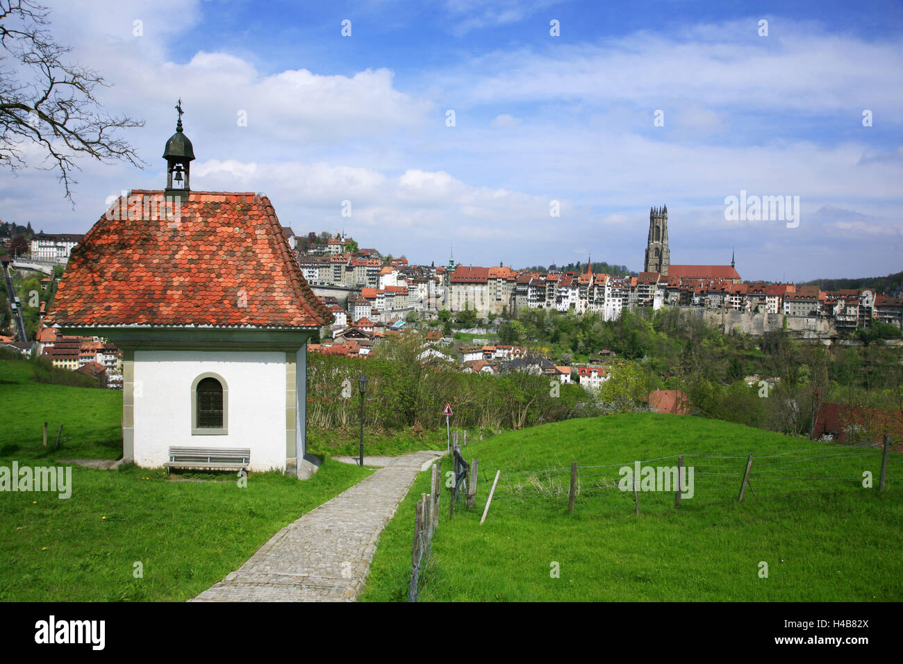 Switzerland, Fribourg on the Sarine River, chapel on the meadows of the 'Convent de Montorge', view from the Old Town of Fribourg with the Cathedral of Nicholas, Stock Photo