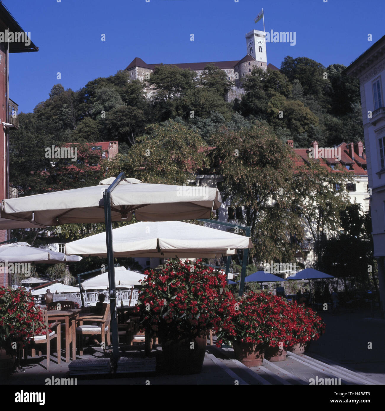 Slovenia, Ljubljana, riverwalk, cafe, view of Ljubljanski grad Castle, Stock Photo