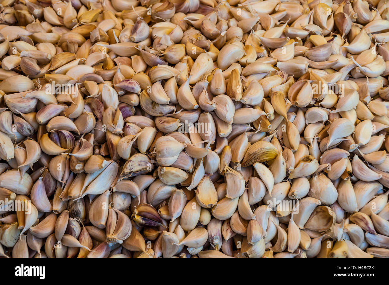 Garlic cloves at a market, Chinnamanur, Tamil Nadu, India Stock Photo