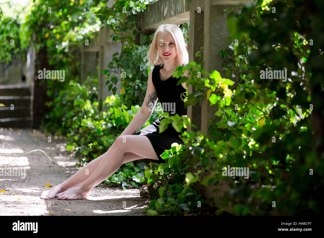 Full body tattoo woman hi-res stock photography and images - Alamy