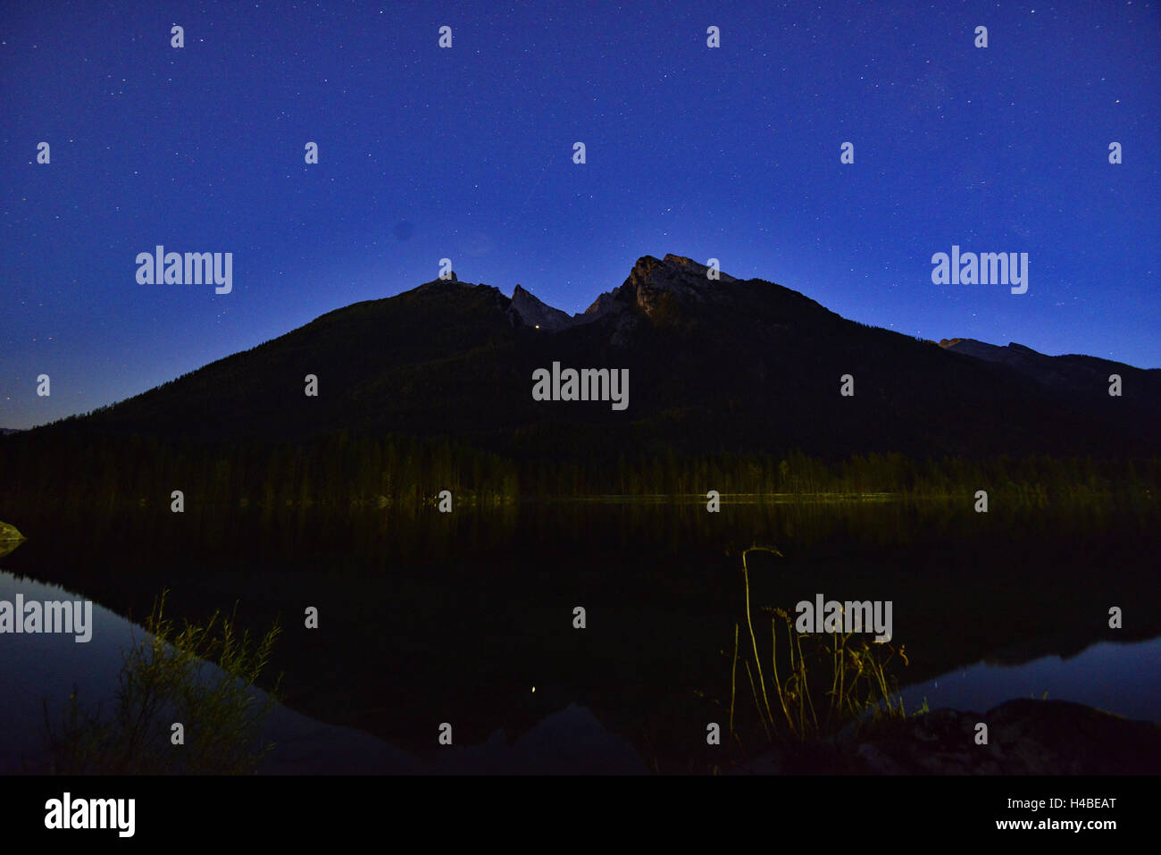 Above her the starry sky hi-res stock photography and images - Alamy
