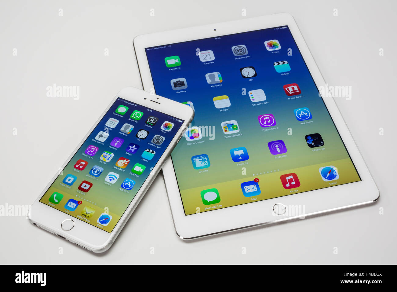iPad air 2 iPhone 6Plus display Apps programs close up multi touch function Stock Photo Alamy