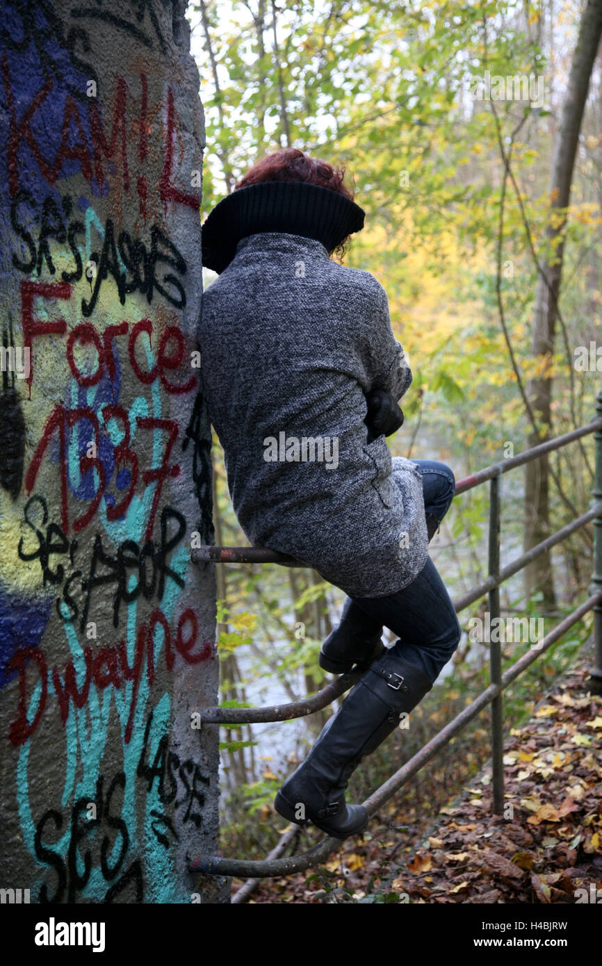 Fall Loneliness Woman, autumn, winter, depression, loneliness Stock Photo - Alamy