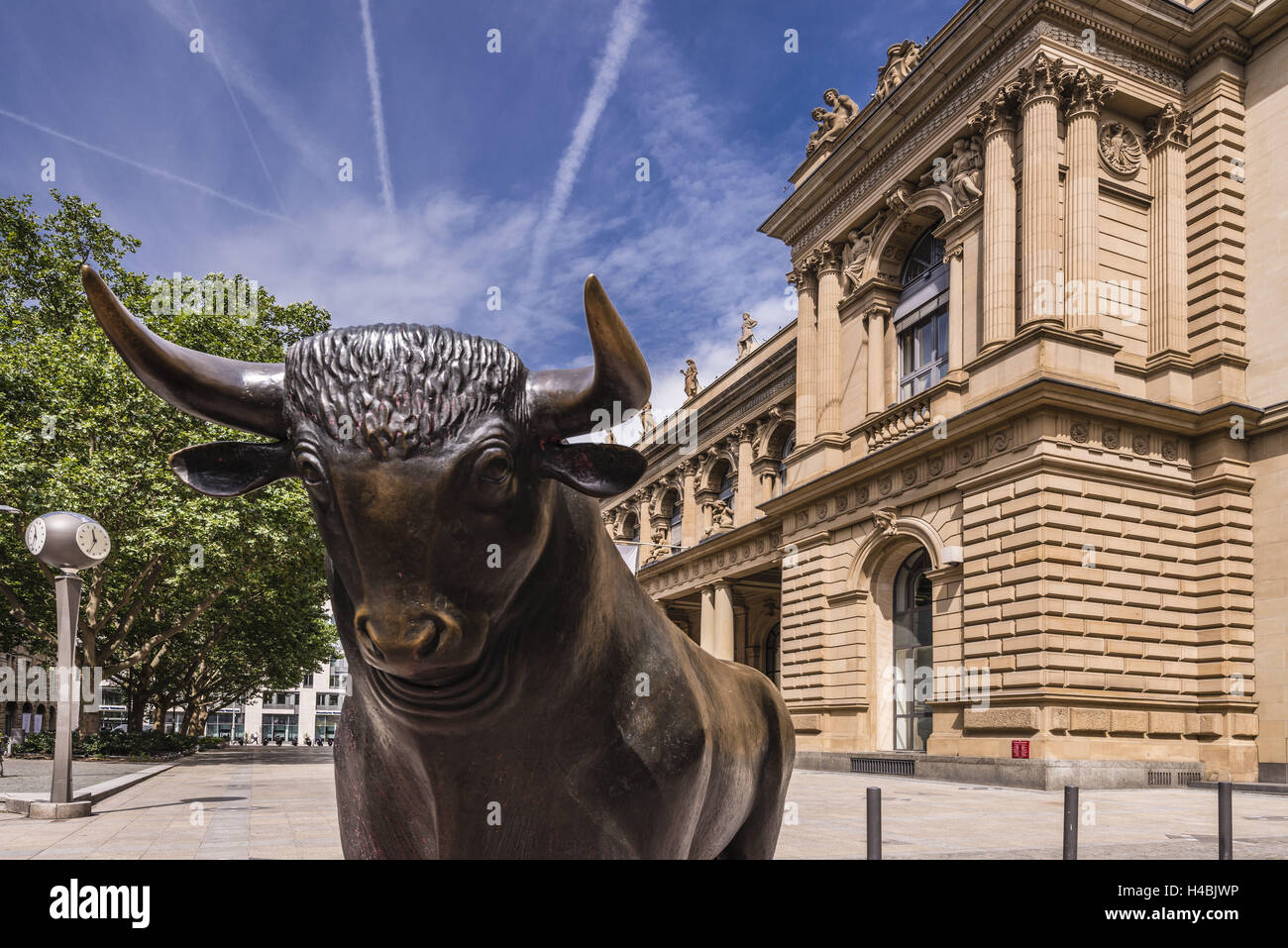Germany, Hessen, Frankfurt am Main, Exchange Place, Bull sculpture with Frankfurter Wertpapierbörse, Stock Photo