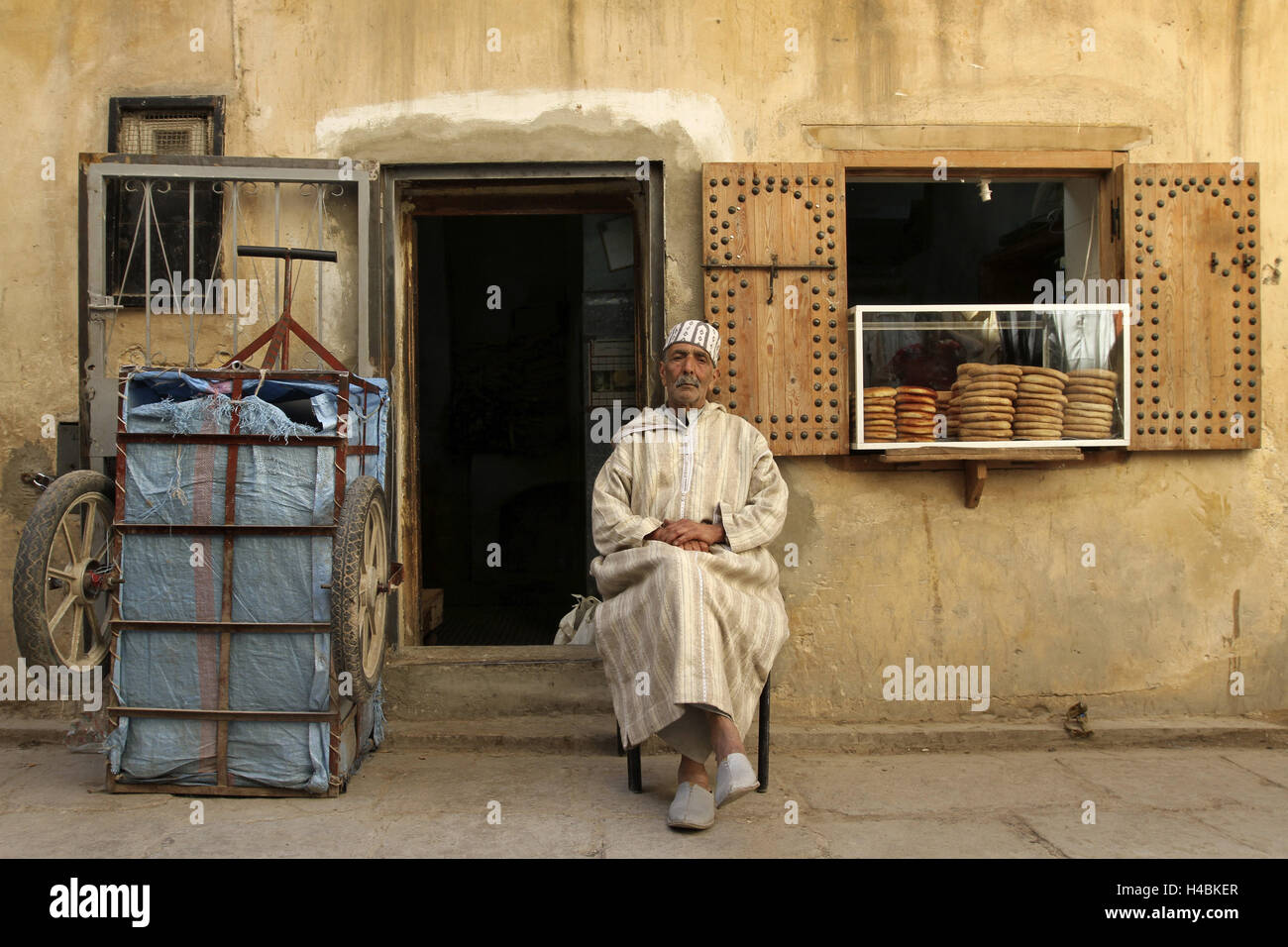 Africa, Morocco, Fés, Medina, baker in front of his bakery, Stock Photo