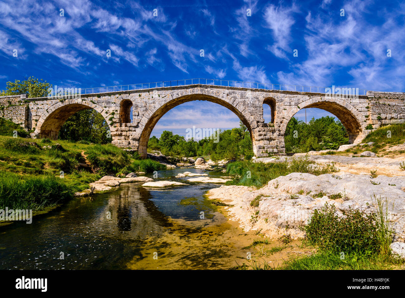 France, Provence, Vaucluse, Bonnieux, river Calavon, Roman stone arched bridge Pont Julien Stock Photo