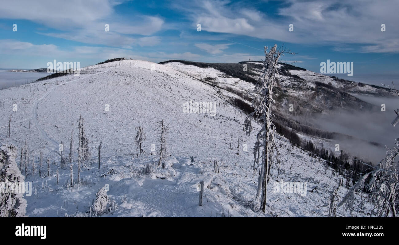 winter Beskid Slaski mountains panorama with Kopa Skrzyczenska, Male Skrzyczne and Skrzyczne hill from rocks on Malinowska Skala hill in Poland Stock Photo