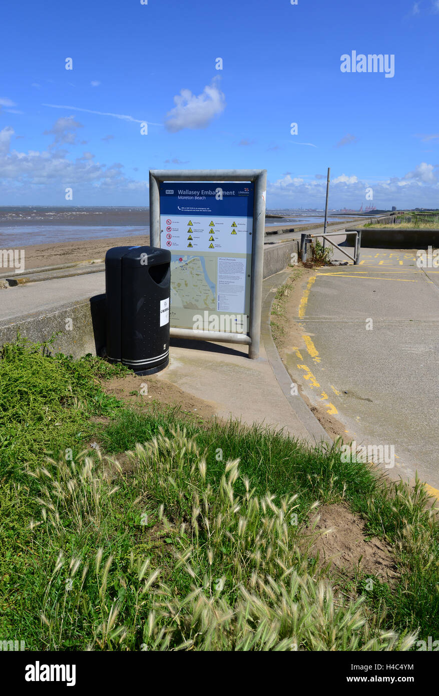 UK, Merseyside, Wirral, Wallasey Embankment, Moreton Beach Stock Photo