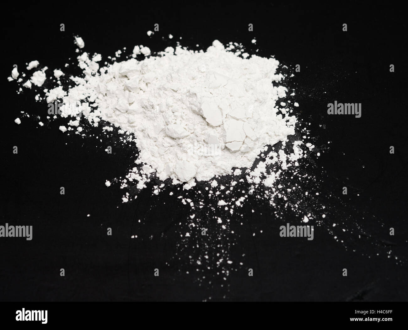 white powder on black background Stock Photo - Alamy