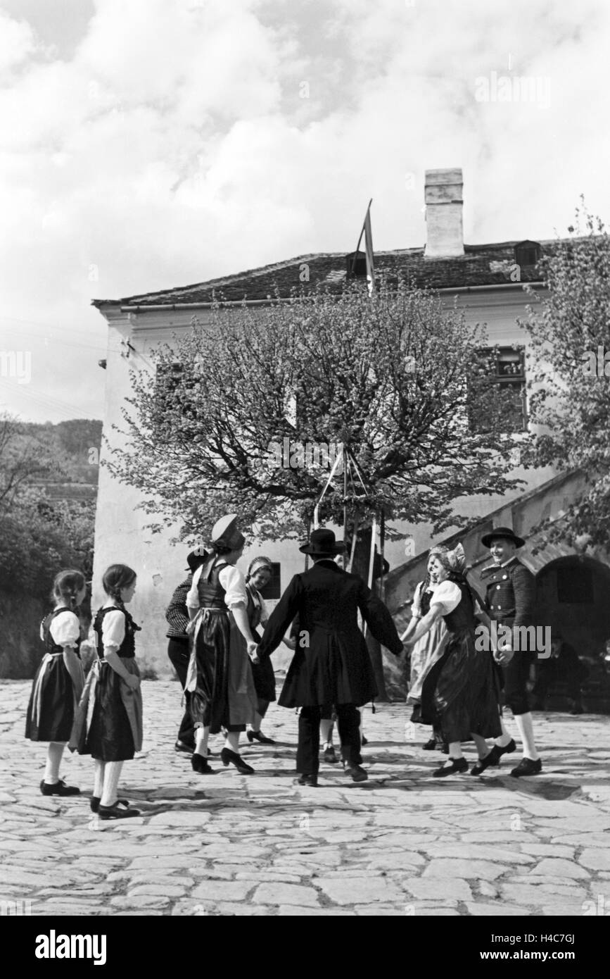 Dorfbewohner in Österreich beim Tanz in den Mai, Deutsches Reich 1930er Jahre. Villager in Austria celebrating the Dance into May, Germany 1930s Stock Photo