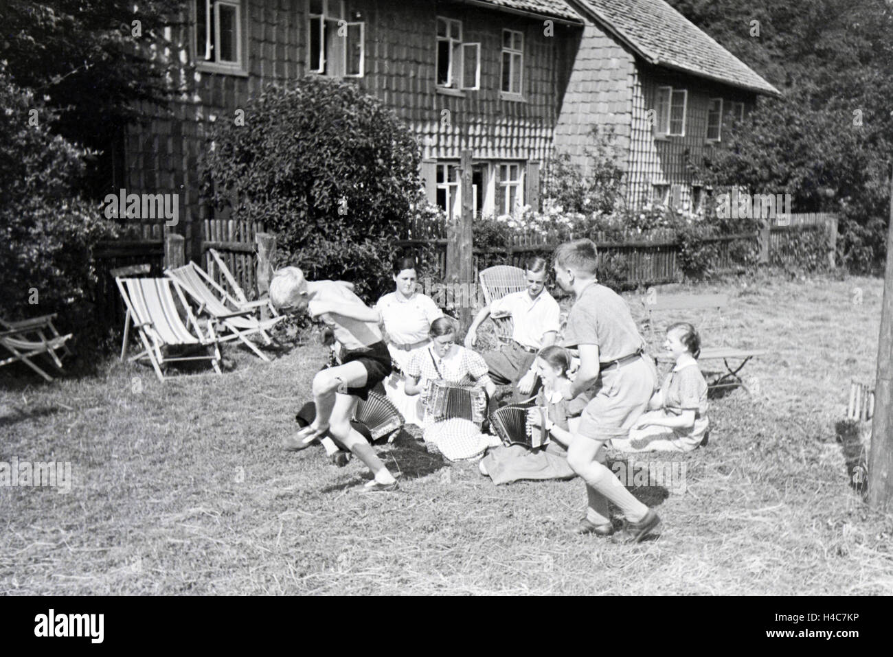 Schüler des Kolonial Schülerheims Harzburg während ihrer Freizeit, Deutsches Reich 1937. Students of the colonial residential school Harzburg having a break, Germany 1937. Stock Photo