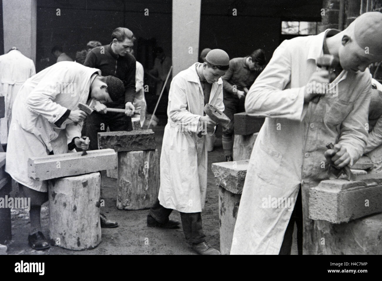 Auszubildende einer Steinmetzschule bei einer Übung, Deutsches Reich 1937. Trainees of a chiseller school at a tutorial, Germany 1937. Stock Photo