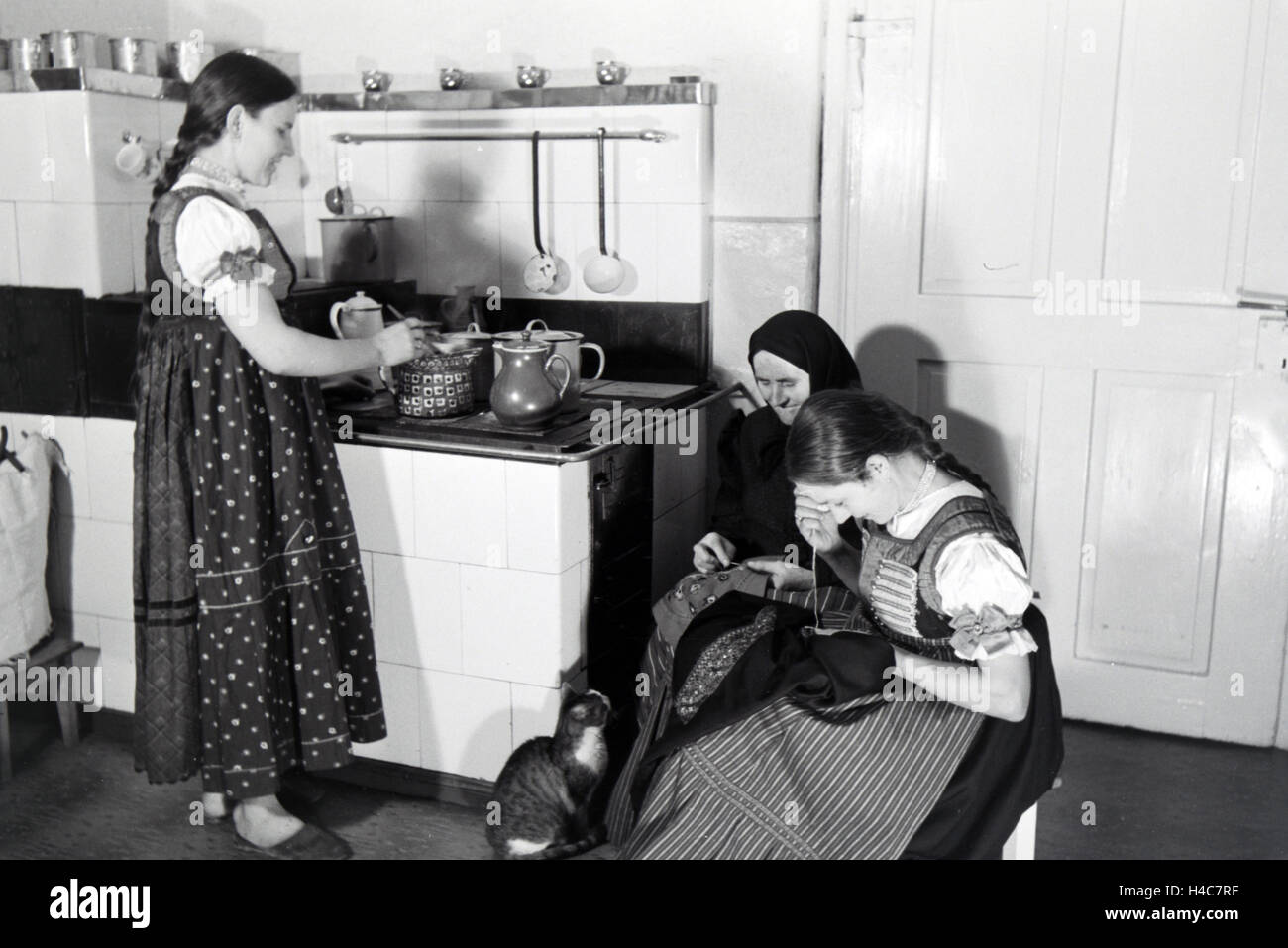 Schlesische Stickerinnen bei der Arbeit, Schönwald in Oberschlesien, Deutsches Reich 1930er Jahre. Silesian embroiderers working, Schönwald in Upper Silesia, Germany 1930s Stock Photo