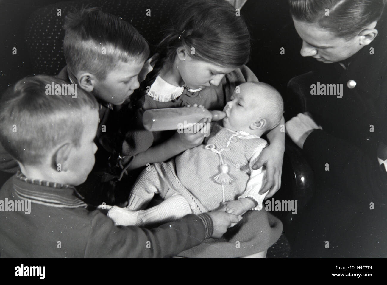 Mitglieder einer kinderreichen Familie mit dem Neugeborenen, Deutsches Reich 1930er Jahre. Members of an extended family with the newborn baby, Germany 1930s Stock Photo