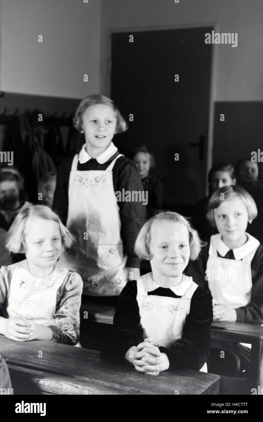 Die Vierlinge von Brücken in der Schule, Deutsches Reich 1930er Jahre. The quadruplets of Brücken at school, Germany 1930s Stock Photo