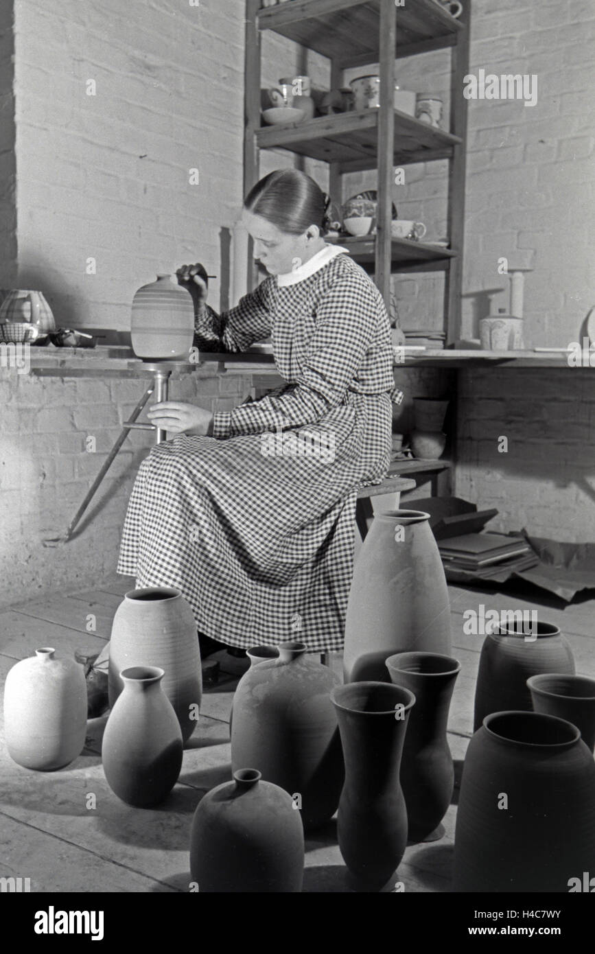 Eine Porzellanmalerin bei der Arbeit, Deutsches Reich 1930er Jahre. A porcelain painter at work, Germany 1930s Stock Photo