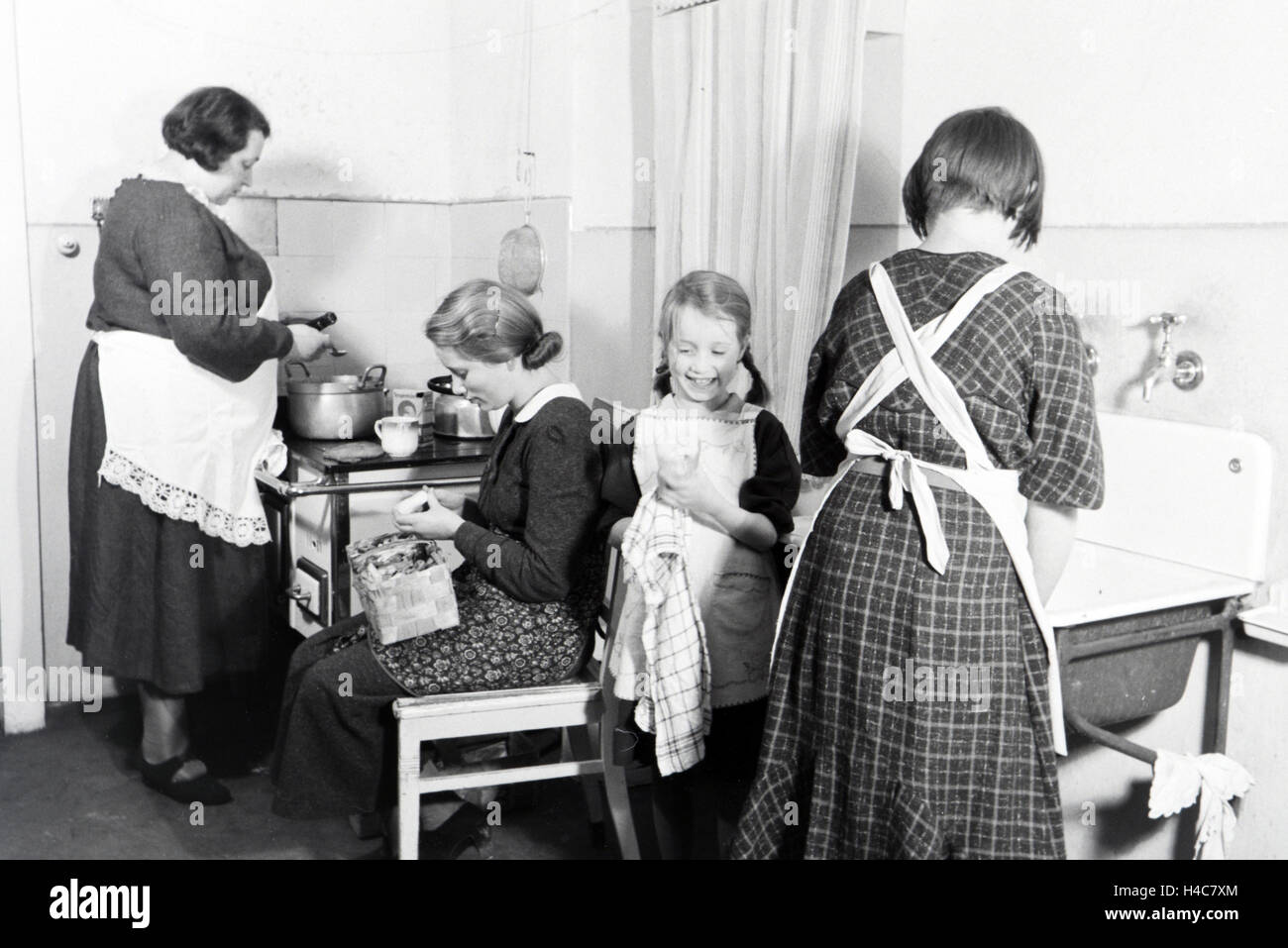 Mitglieder einer kinderreichen Familie bei der Hausarbeit, Deutsches Reich 1930er Jahre. Members of an extended family doing the housework, Germany 1930s Stock Photo