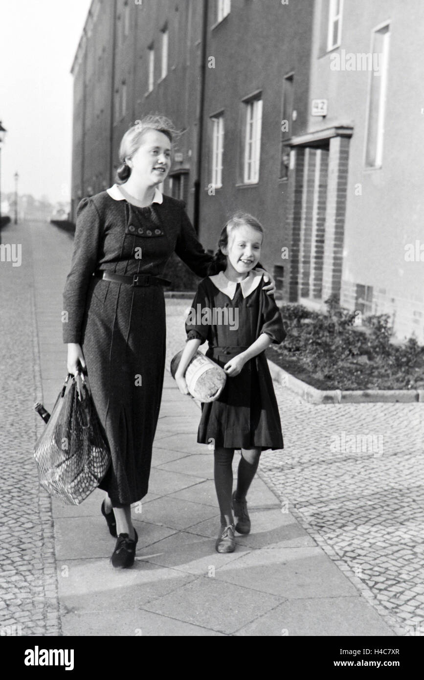 Mitglieder einer kinderreichen Familie beim einkaufen, Deutsches Reich 1930er Jahre. Members of a extended family doing the shopping, Germany 1930s Stock Photo
