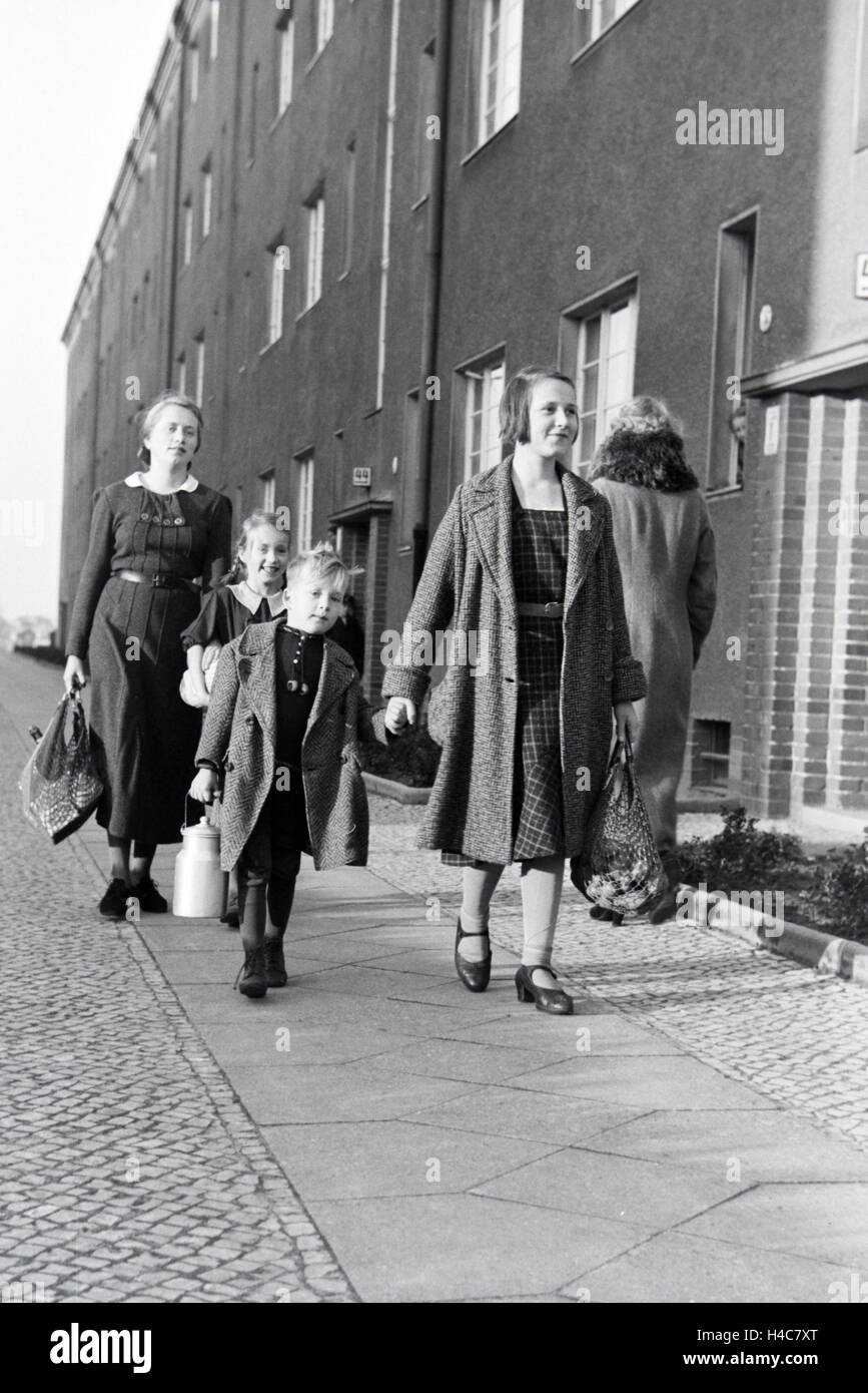 Mitglieder einer kinderreichen Familie beim einkaufen, Deutsches Reich 1930er Jahre. Members of a extended family doing the shopping, Germany 1930s Stock Photo
