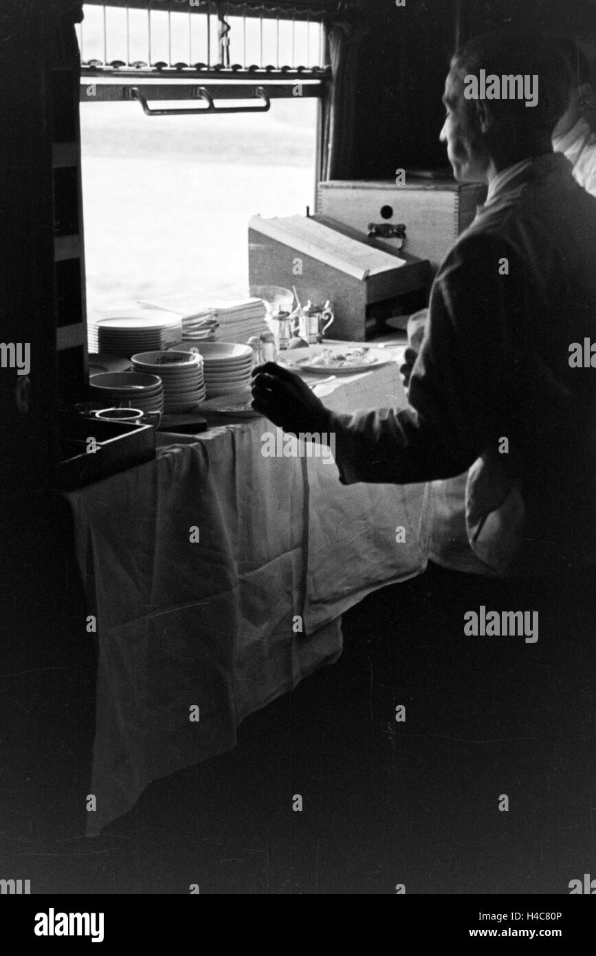 Durchreiche von der Küche zum Service in einem Restaurant, Deutschland 1930er Jahre. Hatch from kitchen to dining room at a restaurant, Germany 1930s Stock Photo
