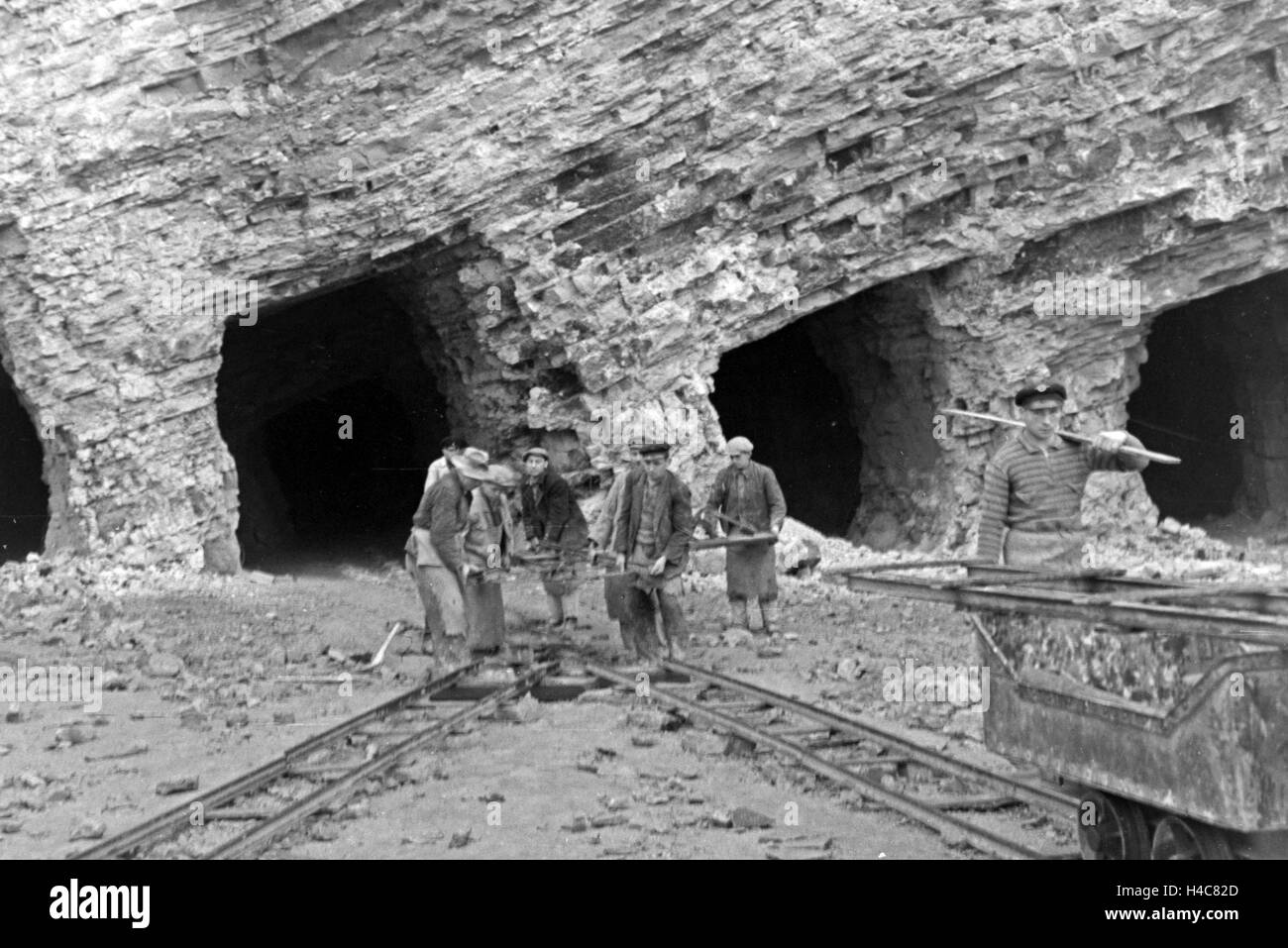 Mitarbeiter im Kalksandsteinwerk Rüdersdorf bereiten eine Sprengung vor, Deutschland 1930er Jahre. Staff members of a lime sand brick company preparing a blasting, Germany 1930s Stock Photo