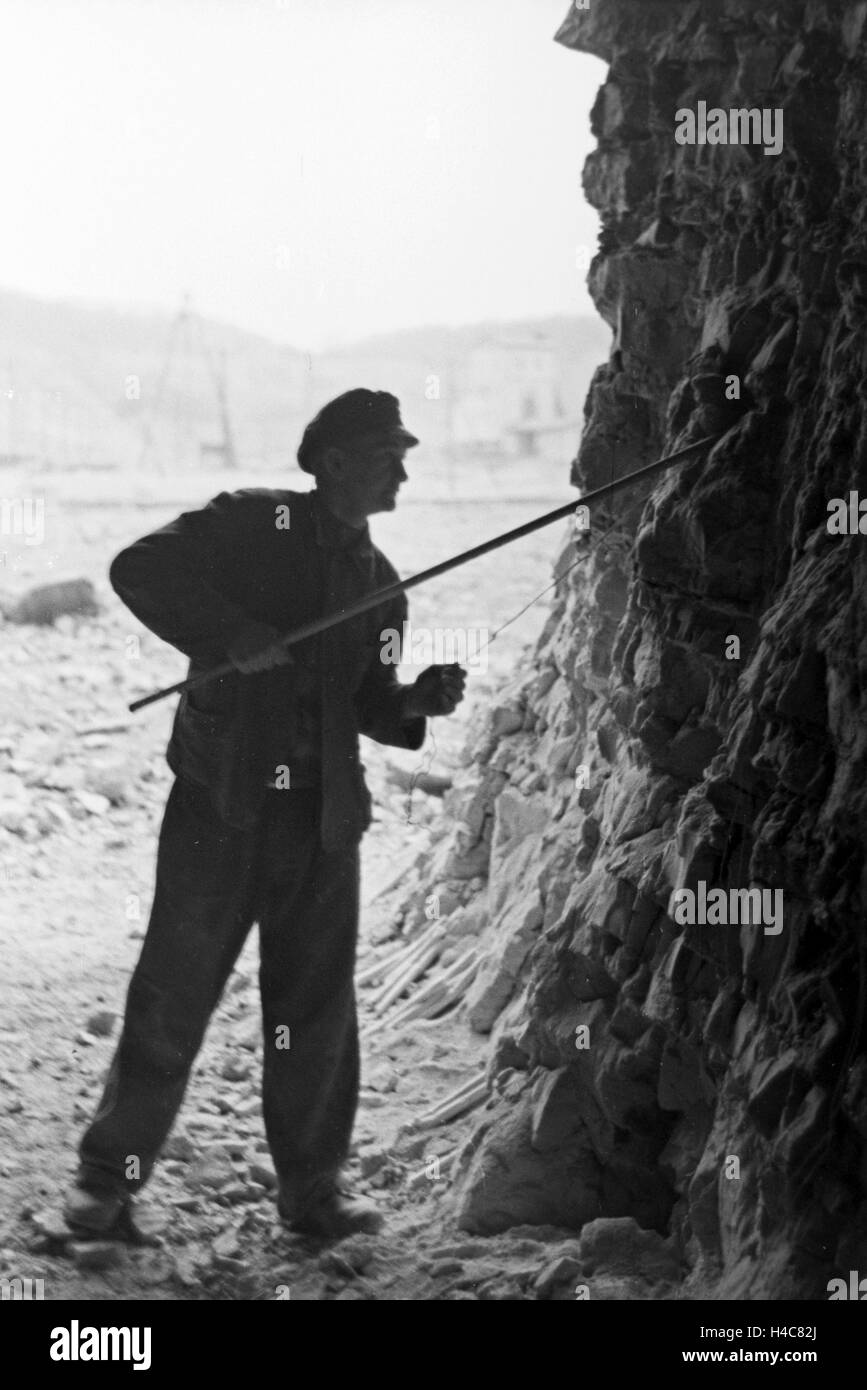 Ein Mitarbeiter im Kalksandsteinwerk Rüdersdorf bereitet eine Sprengung vor, Deutschland 1930er Jahre. A staff member of a lime sand brick company preparing a blasting, Germany 1930s Stock Photo