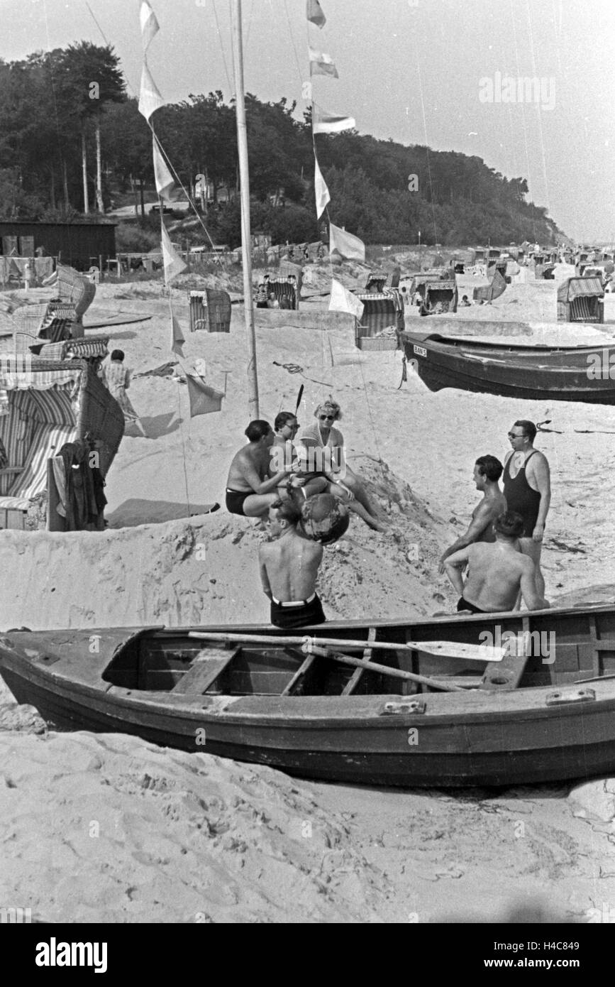 Urlauber am Strand an der Ostsee, Deutschland 1930er Jahre. Holidaymakers on the beach at the Baltic Sea, Germany 1930s Stock Photo