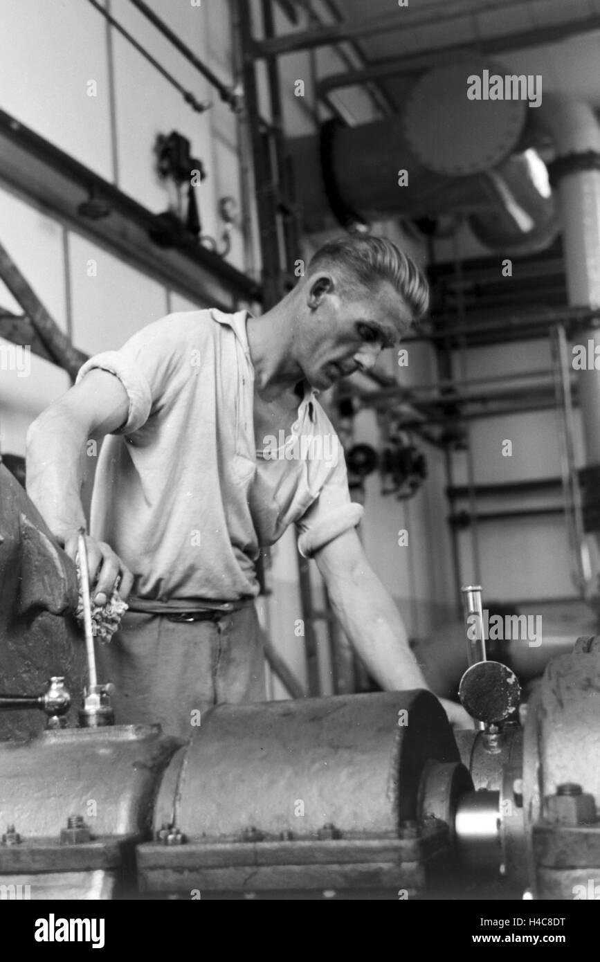 Eine Führung durch ein Fettsäurewerk in Witten, Deutsches Reich 1930er Jahre. A guided tour through a factory of fatty acid in Witten, Germany 1930s Stock Photo