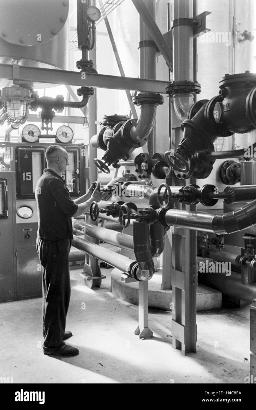 Eine Führung durch ein Fettsäurewerk in Witten, Deutsches Reich 1930er Jahre. A guided tour through a factory of fatty acid in Witten, Germany 1930s Stock Photo
