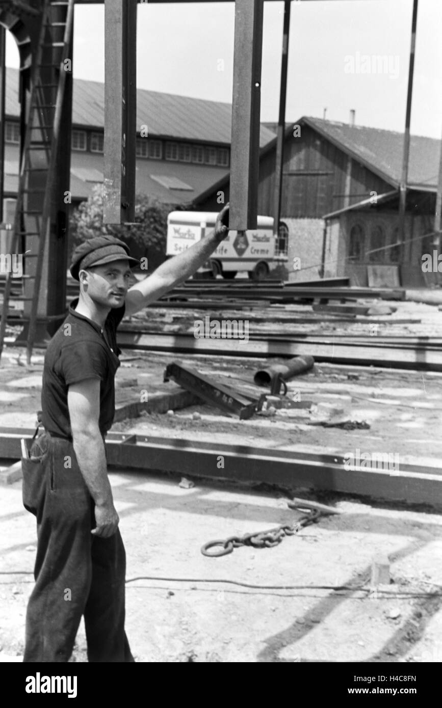 Handwerker bei der Arbeit, Witten, Deutsches Reich 1930er Jahre. Craftsmen working, Witten, Germany 1930s Stock Photo