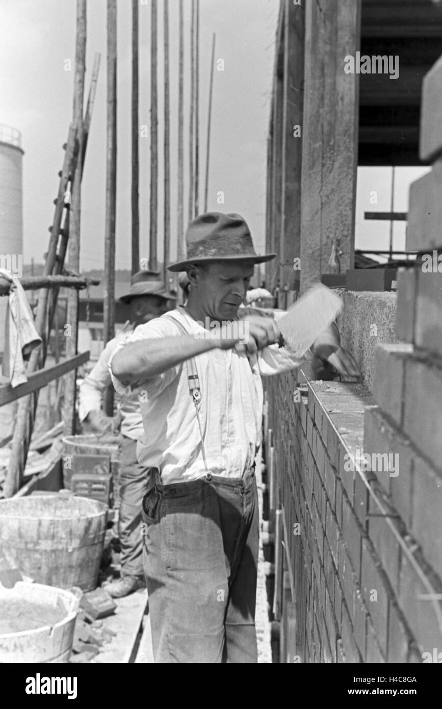 Ein Maurer bei der Arbeit, Witten, Deutsches Reich 1930er Jahre. A bricklayer working, Witten, Germany 1930s Stock Photo