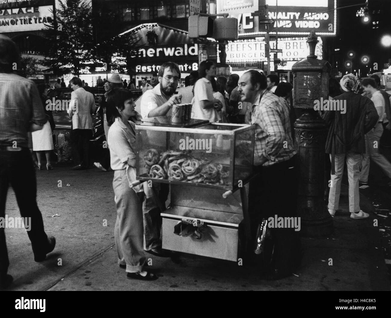 STREET FOOD at Time square NY 1982 Stock Photo