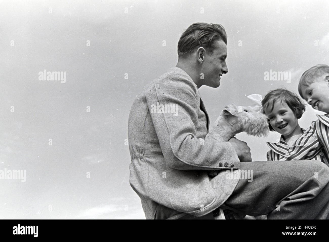 Ein Vater spielt mit seinen beiden Kindern, Deutsches Reich 1930er Jahre. A father playing with his two kids, Germany 1930s Stock Photo