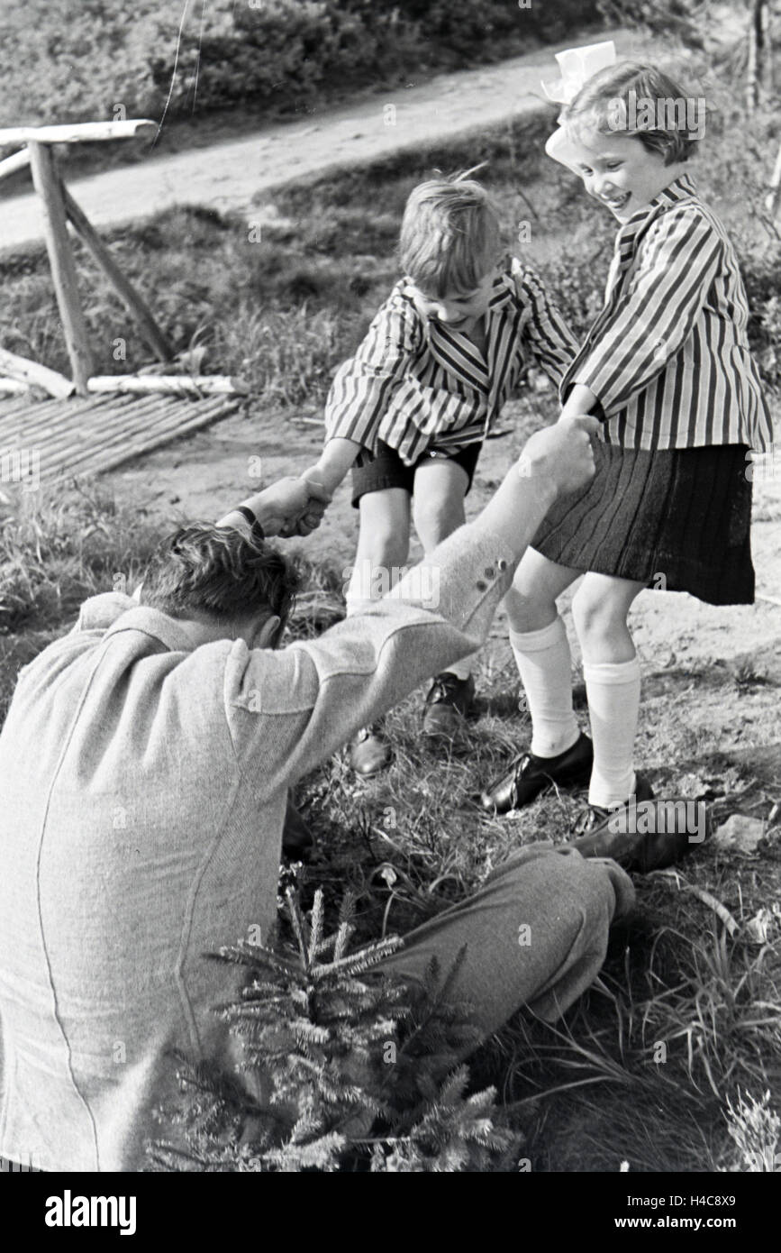 Ein Vater spielt mit seinen beiden Kindern, Deutsches Reich 1930er Jahre. A father playing with his two kids, Germany 1930s Stock Photo