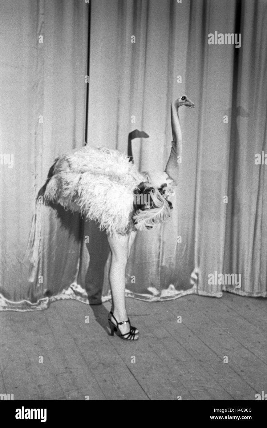 Darstellende Künstler bei einer Abendvorführung in Karlsbad, Deutschland 1930er Jahre. Performing artists during an evening show in Karlsbad, Germany 1930s Stock Photo