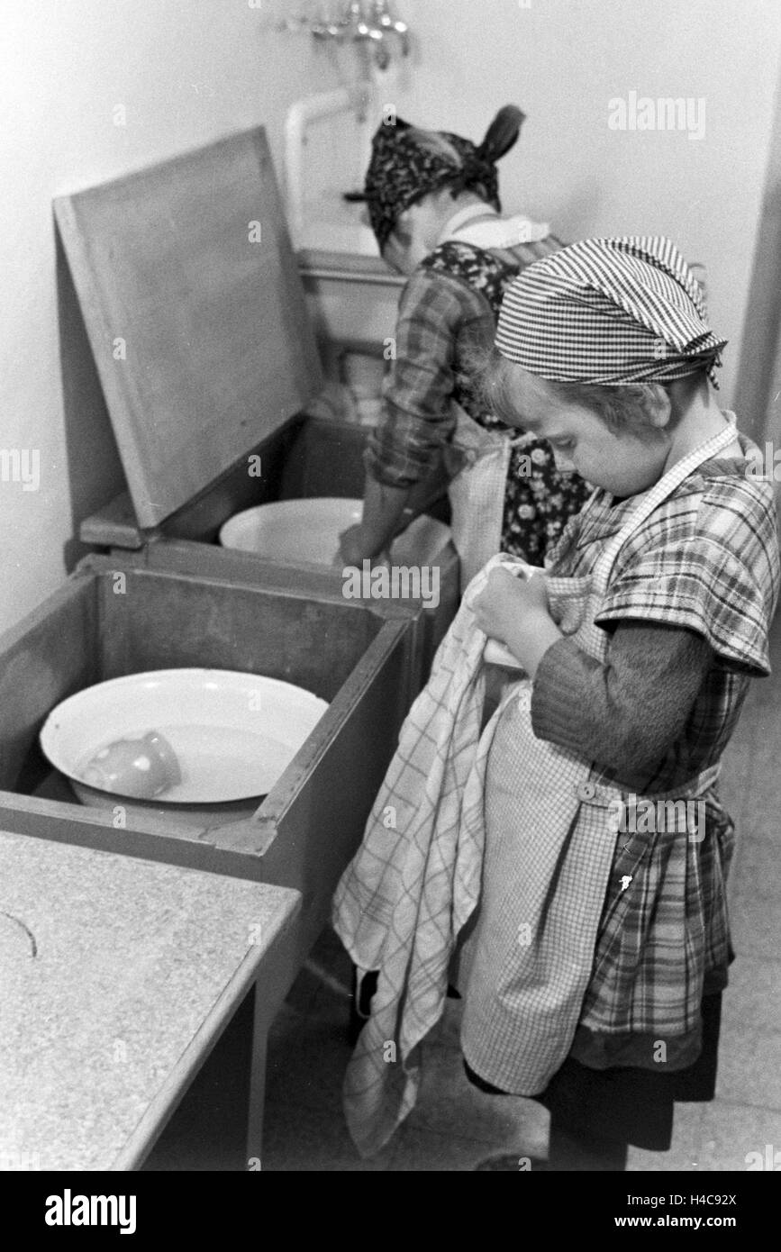 Kleinkinder im Kindergarten des Fröbelhauses in Oberweißbach, Deutschland 1930er Jahre. Toddlers in the kindergarten of the Fröbelhaus in Oberweißbach, Germany 1930s Stock Photo